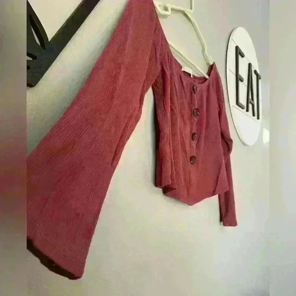 π 3/$15 Active USA Large Rose Long Sleeve Front Button Off the Shoulder - Picture 2 of 4